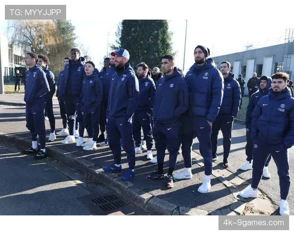 特写：法国国家德比，马赛球迷用纸板拼出巨型“反对红牛”标语